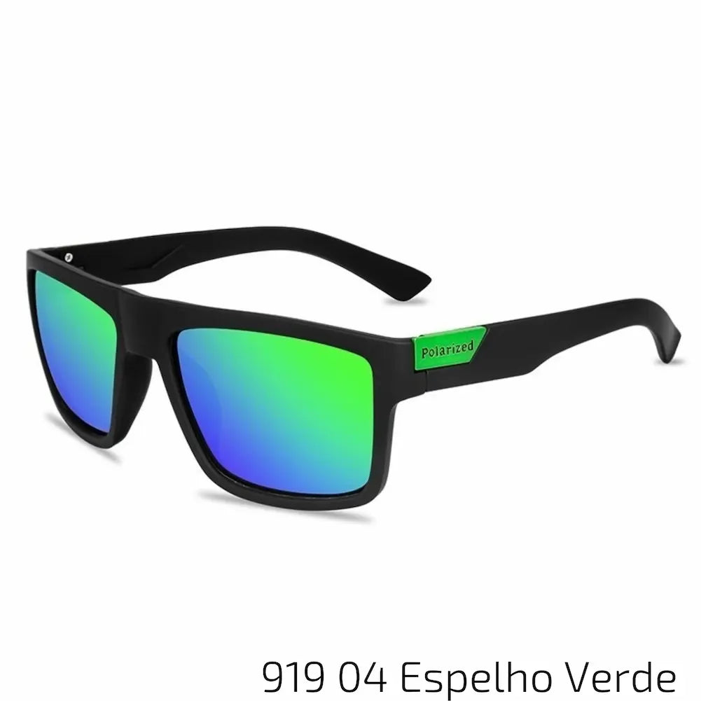 Óculos de sol com armação preta e lentes espelhadas em verde. A estrutura é simples, porém elegante, com hastes lisas e um design clássico. O acabamento preto da armação contrasta com as lentes verdes, criando um visual moderno e atraente. Ideal para quem busca um acessório que combina estilo clássico com um toque contemporâneo.